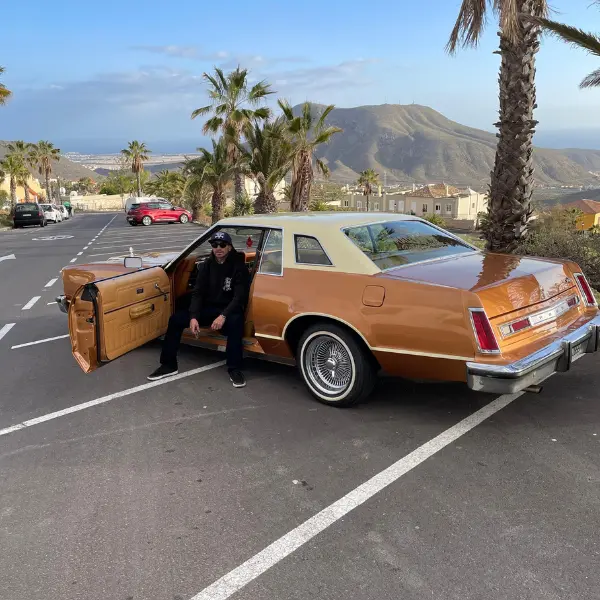 Mad family artist in his Cadillac